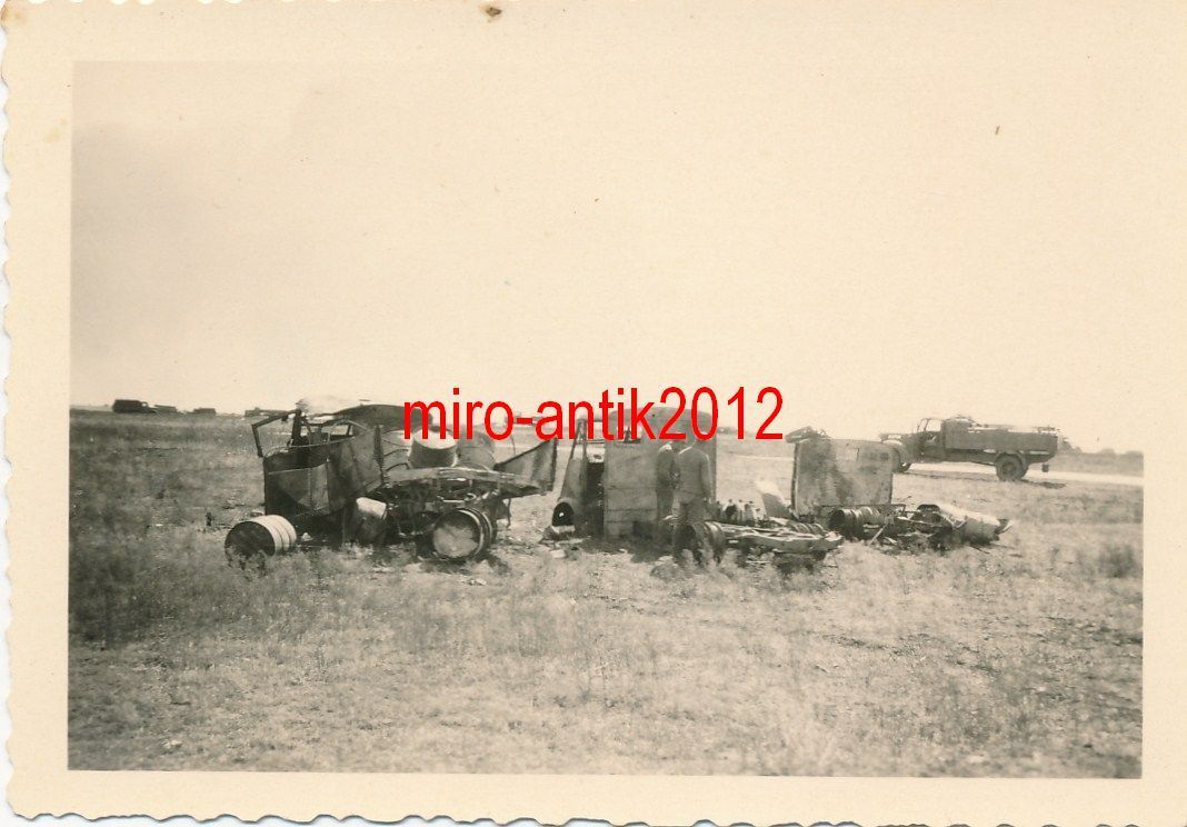 Foto, Wehrmacht, zerstörte Fahrzeuge der Engländ