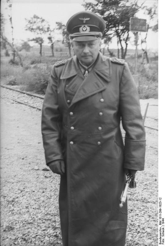 El mariscal de campo Günther von Kluge con bastón de mariscal y abrigo de cuero en 1944