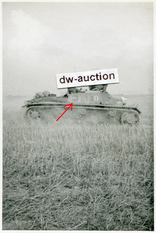 Sturmgeschütz mit Wappen im Einsatz