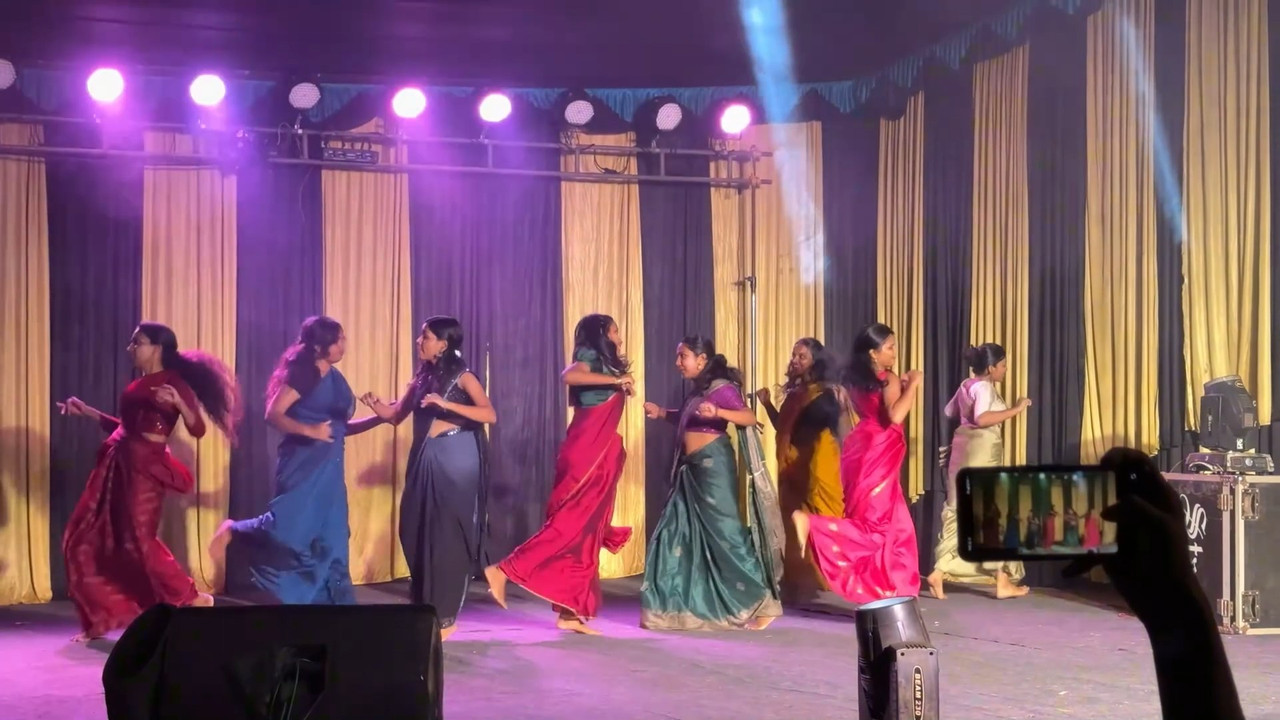 Sexy Malayali Girl Open Navel dance during dance.mp4_snapshot_00.20.139