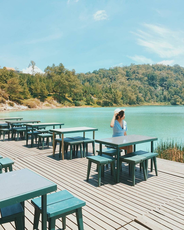 Pengunjung sedang menikmati keindahan Danau Linow