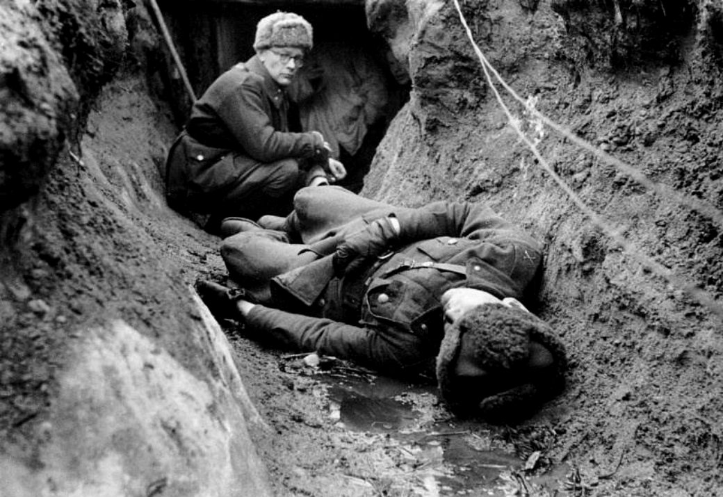 Un subteniente finlandés yace muerto en el fondo de una trinchera tras ser alcanzado por el disparo de un francotirador ruso. Karelia. Marzo de 1942