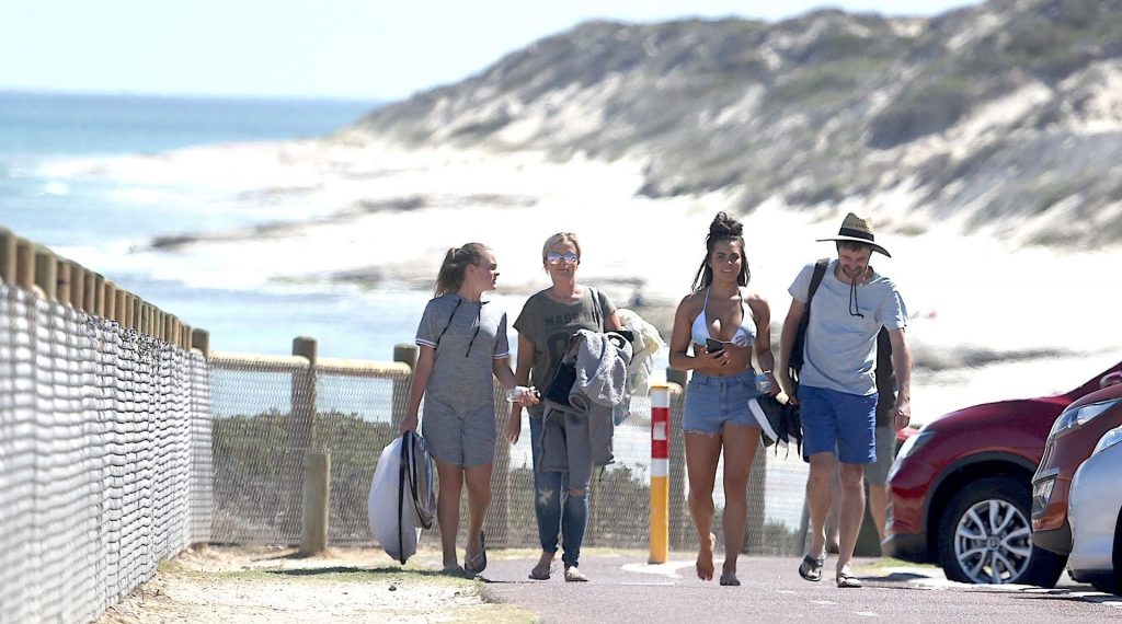 Holly-Young-Upskirt-STARS-com-33