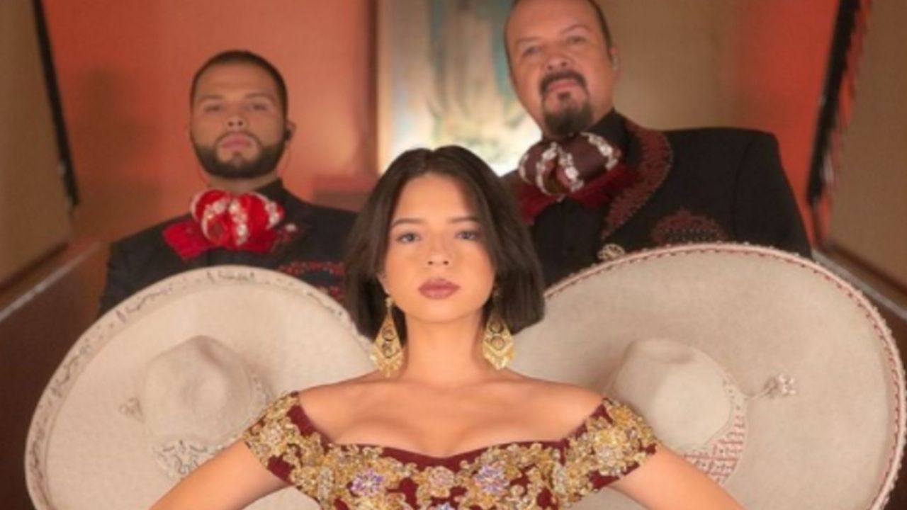 Ángela Aguilar enternece las redes sociales con una foto de cuando era bebé