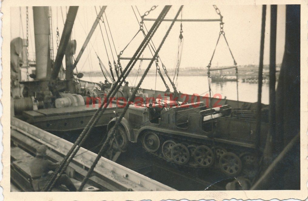 Foto, Konvolut, Sanitäter im Einsatz, eine Halbk