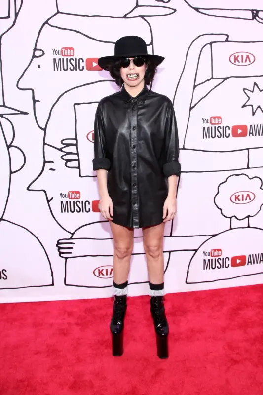 11-3-13-At-You-Tube-Music-Awards-Red-car