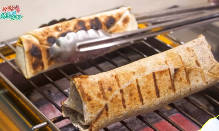 Proses memasak kebab isi nasi Padang di Minang Inwrap.