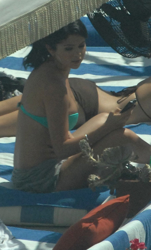 selena_gomez_green_bikini_open_legs_september_17