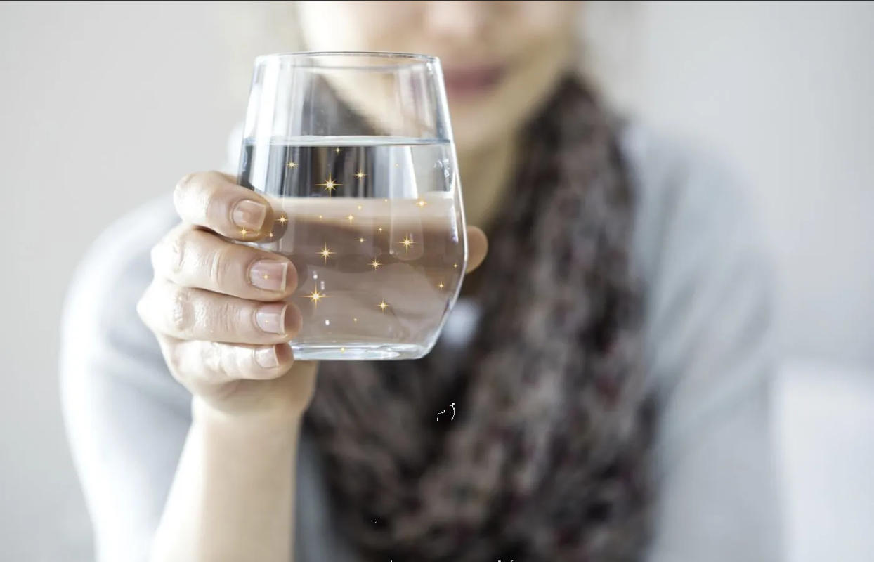 ¿Cómo hacer un ritual para tener buena energía en el agua que bebemos?