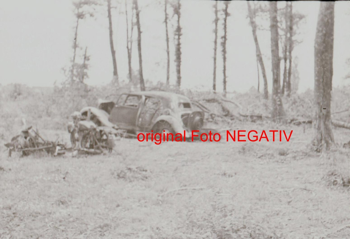 zerstörtes Fahrzeug und französische Krad nach K