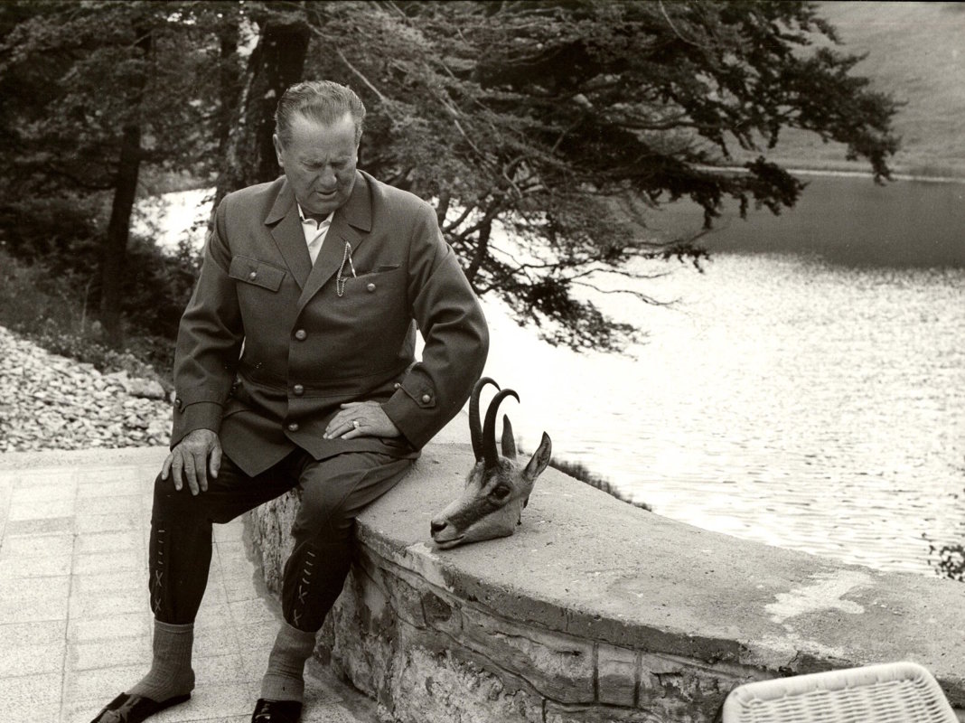[Слика: tito-15-during-hunting-donje-bare-bih-ju...1964-2.jpg]