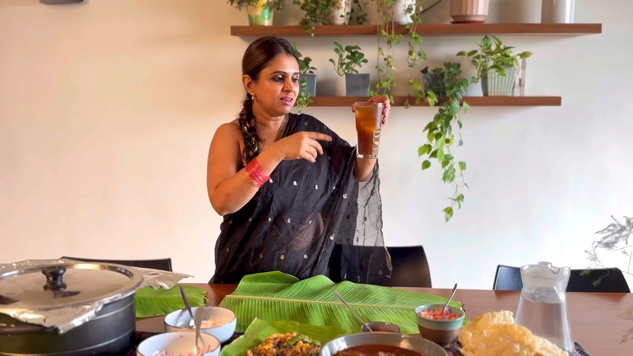 Malayali Sexy vlogger navel in sleeveless black saree mp4 snapshot 00 49 460