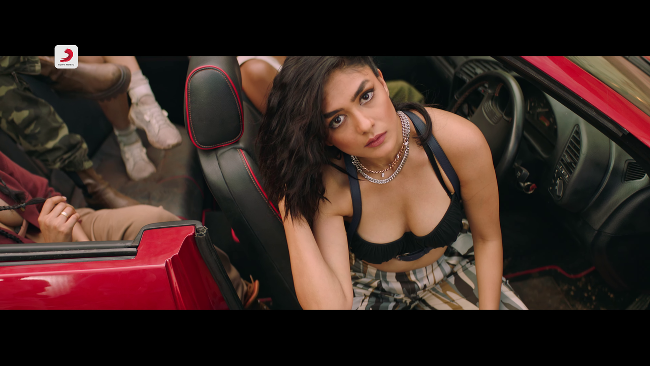 sexy-show-of-mrunal-thakur