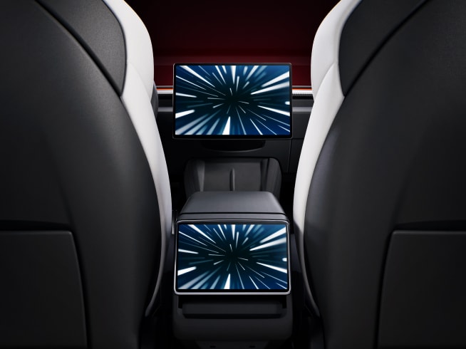 Model-3-Performance-Display-Mobile-LHD-v2