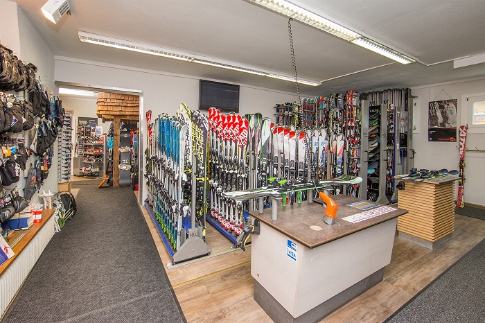 Why Is It Important to Rent a Variety of Ski and Snowboard Clothing at Gonjiam Rental Shop