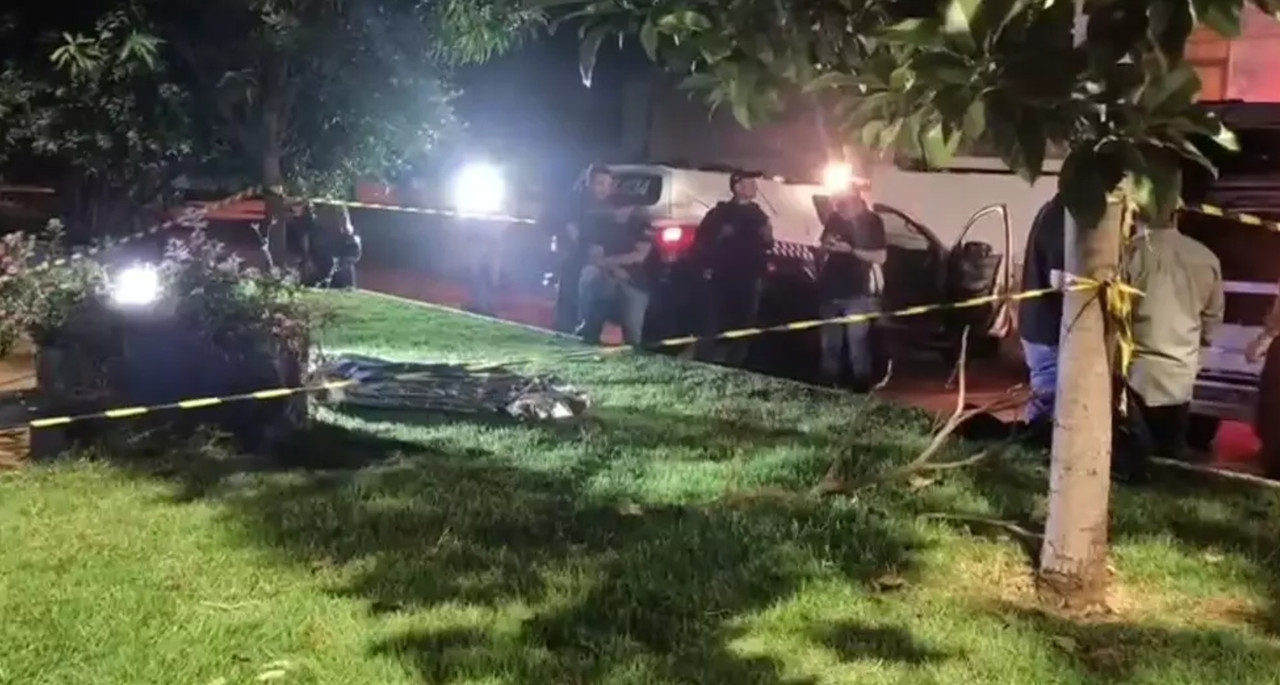 Corpo da vítima coberto em área isolada pela Polícia Militar (Foto: Direto das Ruas)