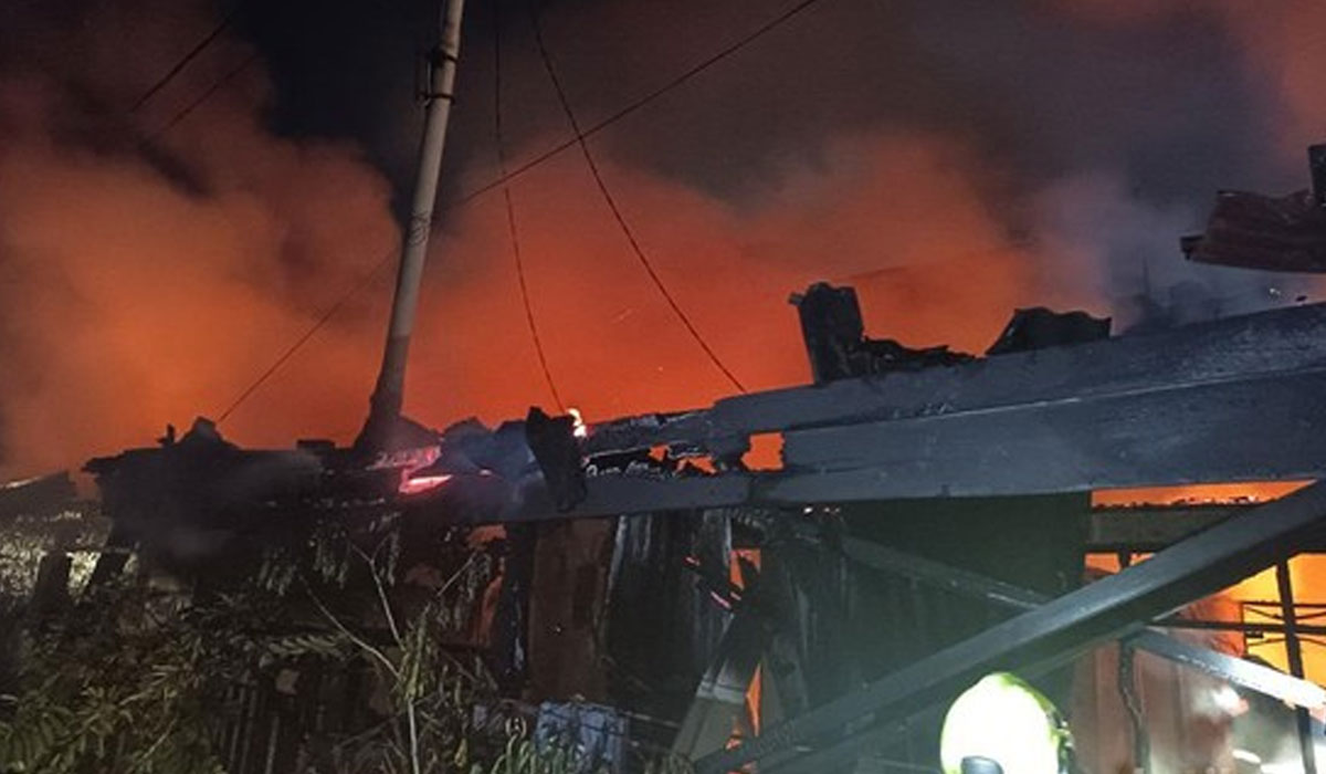 Lilin Pemicu Kebakaran Dahsyat, Tiga Rumah Ludes di Rappocini Makassar Lilin Pemicu Kebakaran Dahsyat, Tiga Rumah Ludes di Rappocini Makassar