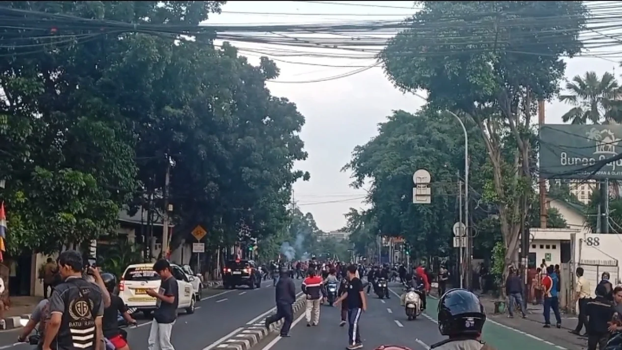 Jalan Saharjo Jaksel Macet Total Akibat Tawuran Antarwarga yang Pecah