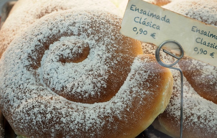 Ensaimada, makanan ringan asal Mallorca, Spanyol.