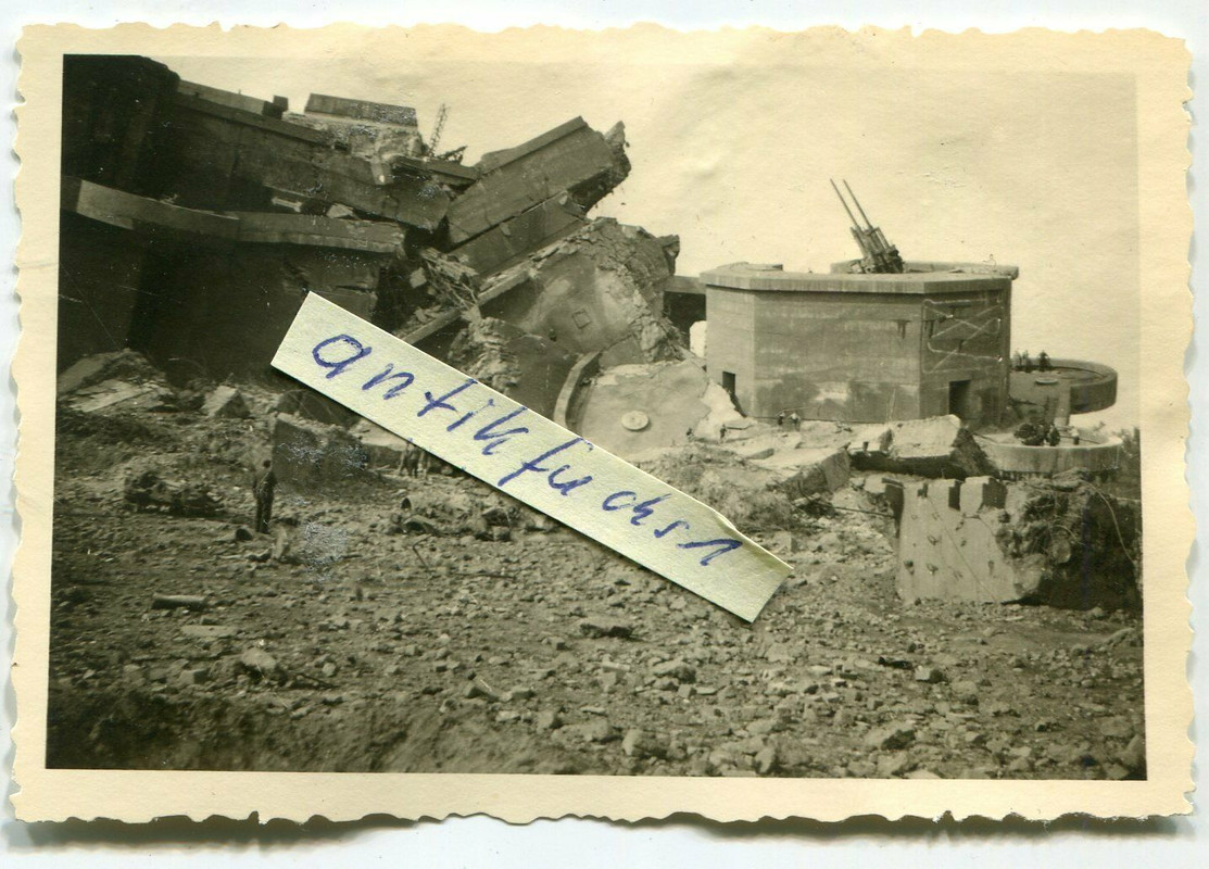 der schwer beschädigte große Zoo Bunker in Berlin im Jahre 1945.