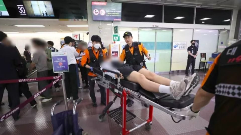 (VIDEO) De terror: En pleno vuelo, pasajero abre la salida de emergencia del avión; hay lesionados