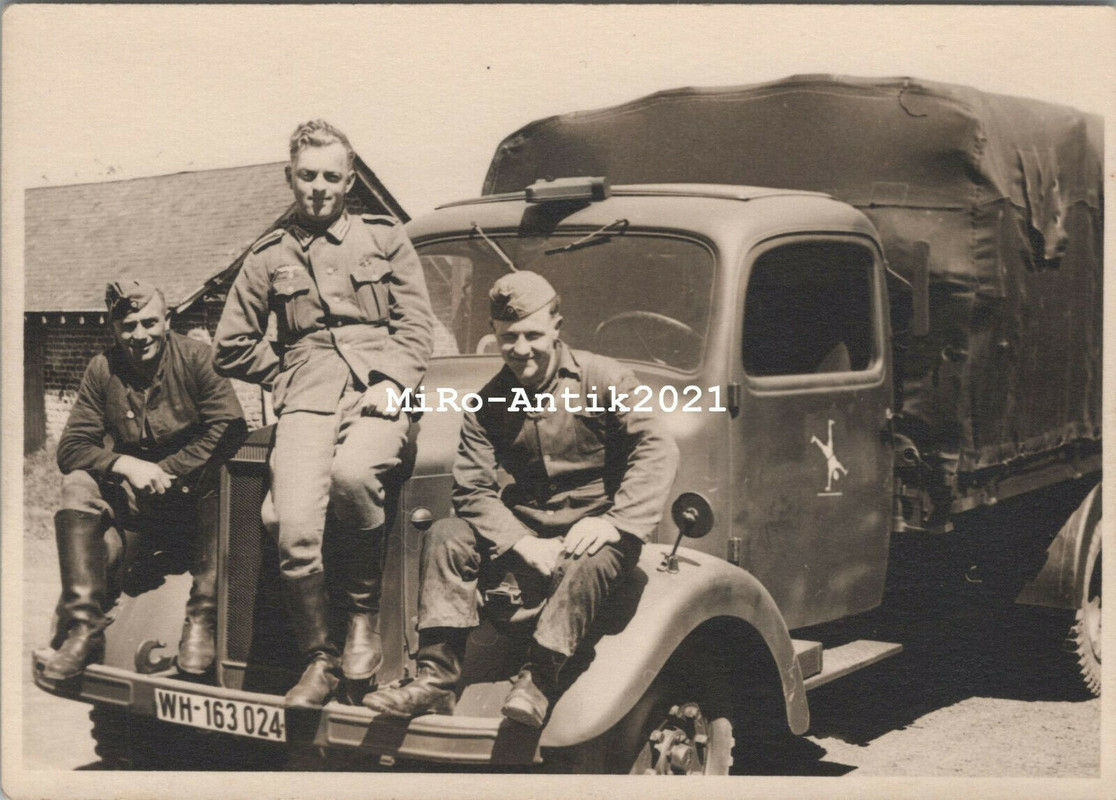 Foto, WK2, drei deutsche Soldaten mit Lkw in Les Villages Vovéens