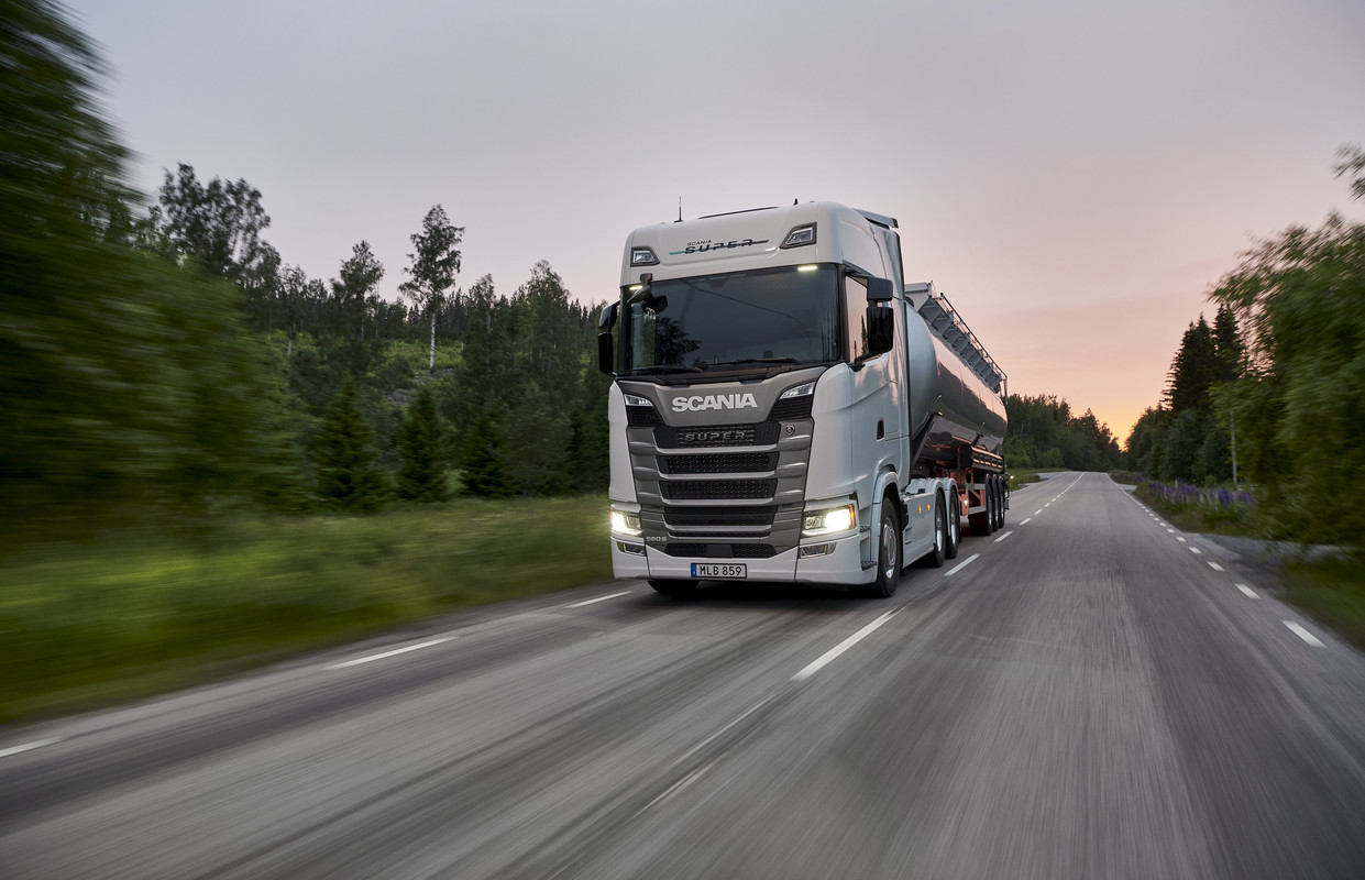 Scania-560-S-002.jpg