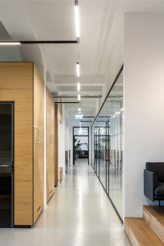 Innenraum von Full Node Berlin mit architektonischer Bürobeleuchtung