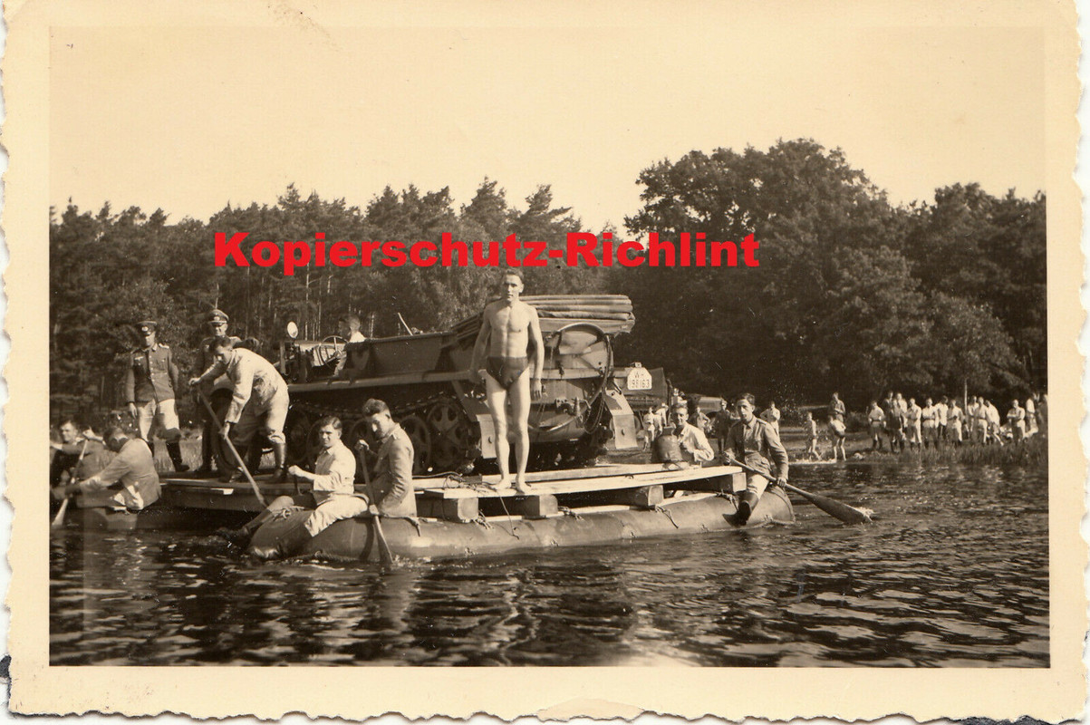 Wehrmacht leichte Halbketten-Zugmaschine auf Pionier-Floß Manöve