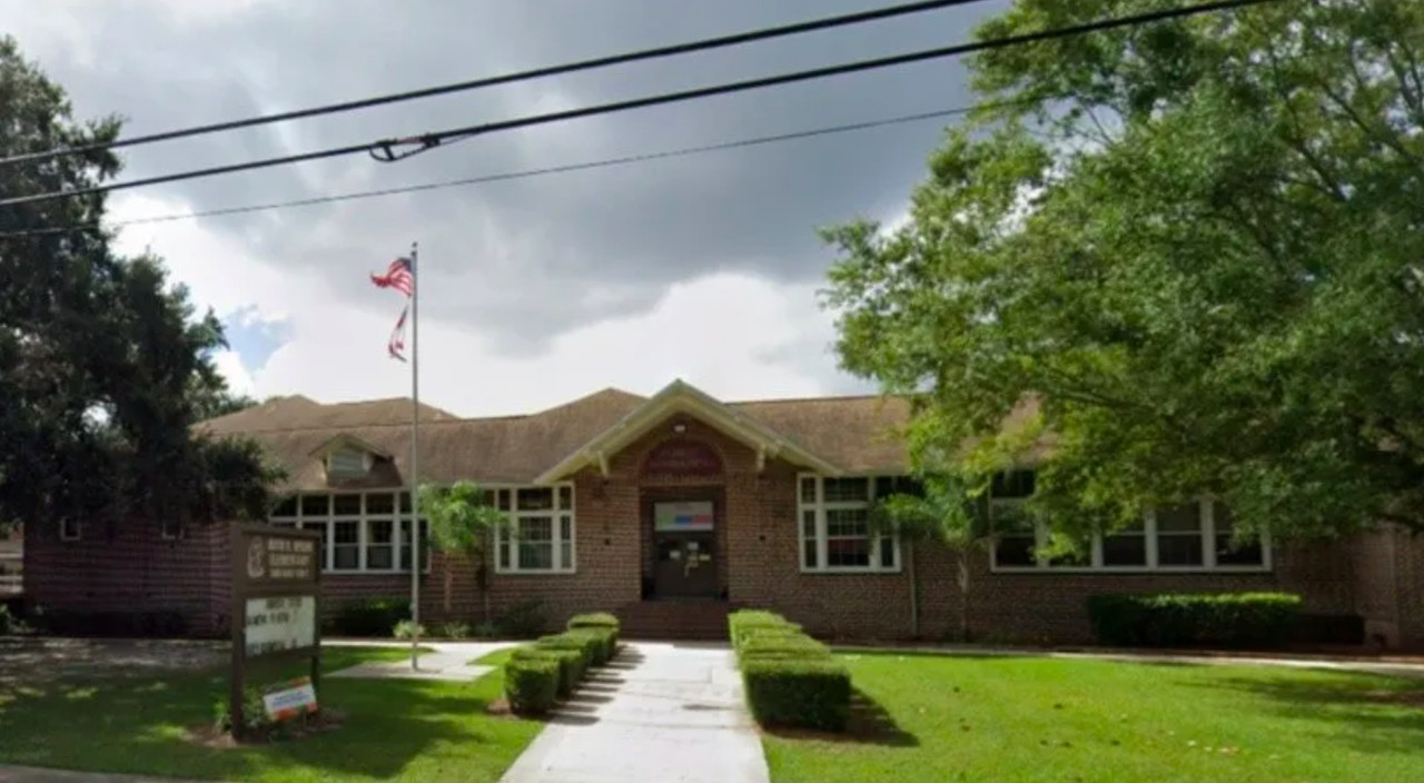 Hombre con hacha intenta entrar a primaria en Florida y policía le dispara