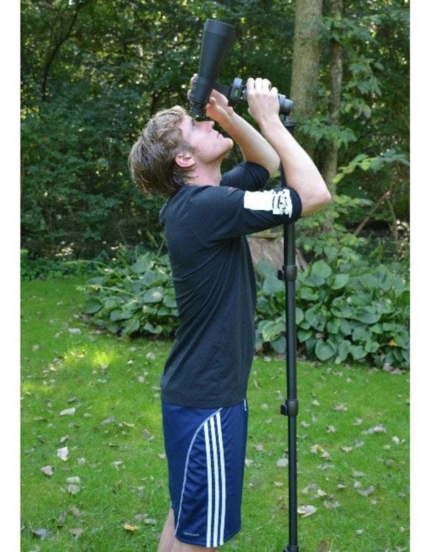 la idea de usar un monopi� para observar con binoculares