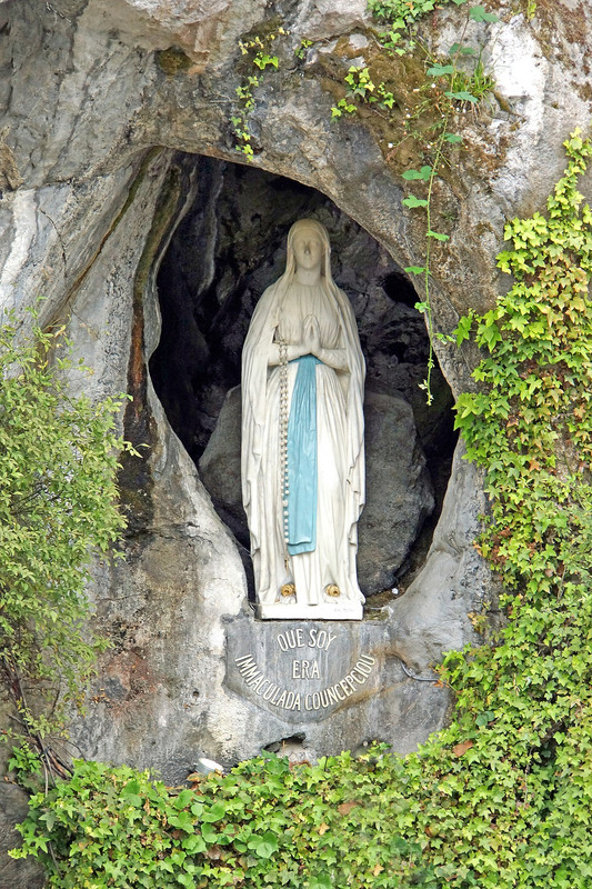 https://i.postimg.cc/ZnX6wB10/1200px-France-002009-Our-Lady-of-Lourdes-15774765182.jpg