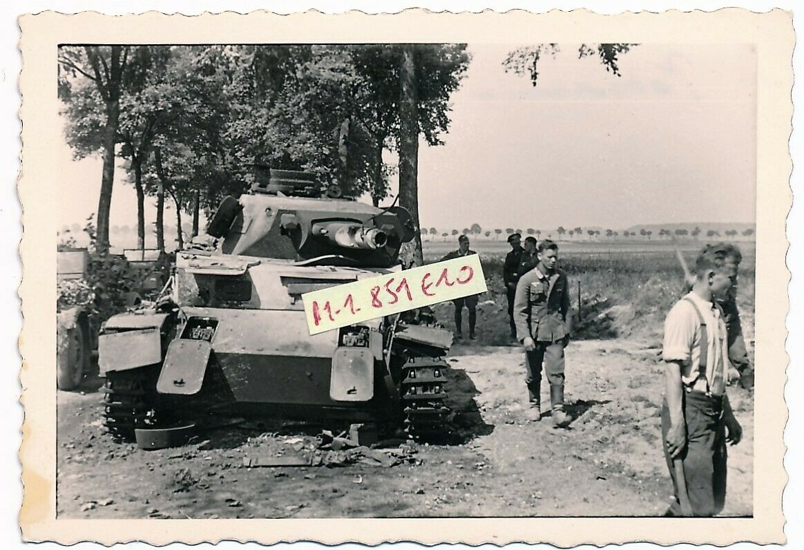 zerstört bei TILLOY LES CONTY b. Amiens Juni 1940 (3) !