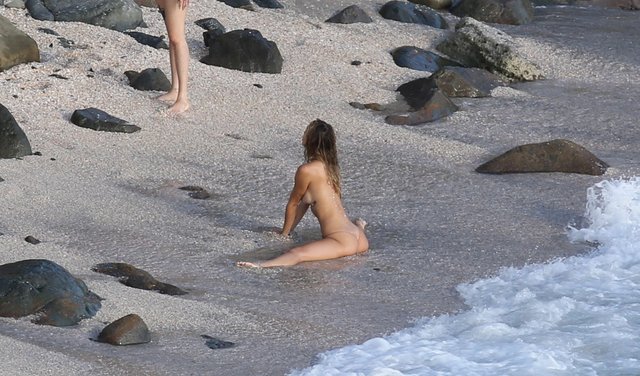 [Image: Alexis-Ren-Nude-By-Marco-Glaviano-BTS-Th...Pro-32.jpg]