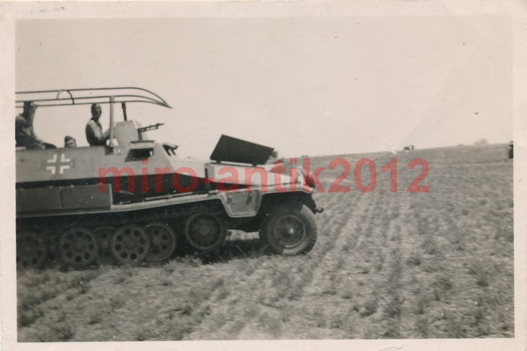 Foto, Wehrmacht, Blick auf einen Spähpanzer mit 
