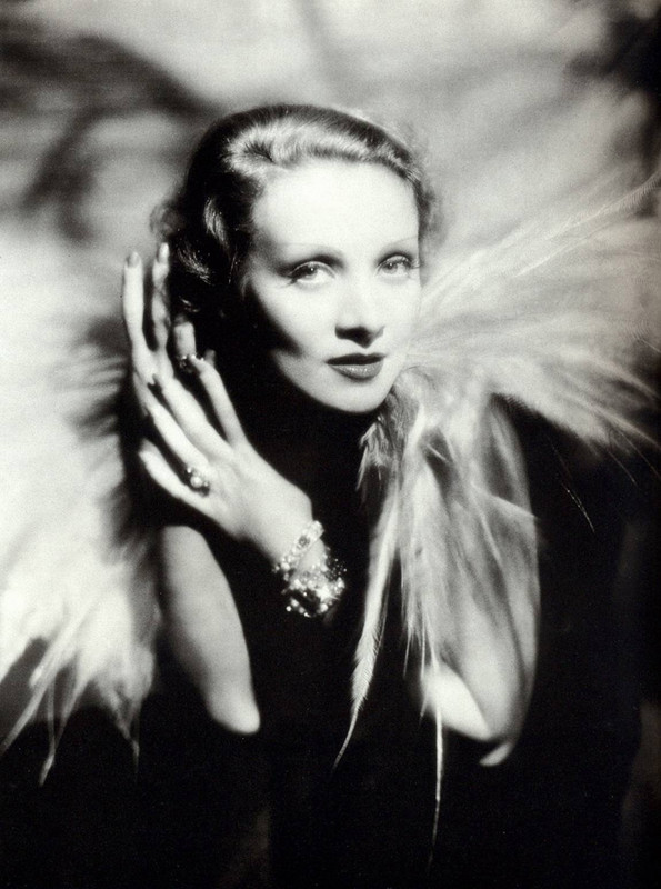 Marlene_Dietrich_b18