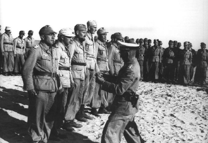 Ramcke condecorando a algunos miembros de su unidad destacados en los combates del verano de 1942 en la Línea de El Alamein Ramcke condecorando a algunos miembros de su unidad destacados en los combates del verano de 1942 en la Línea de El Alamein
