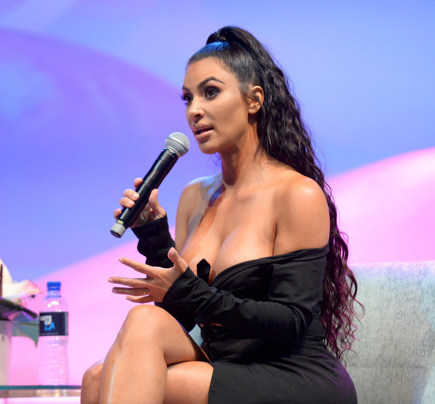 Kim-Kardashian-Big-Cleavage-14