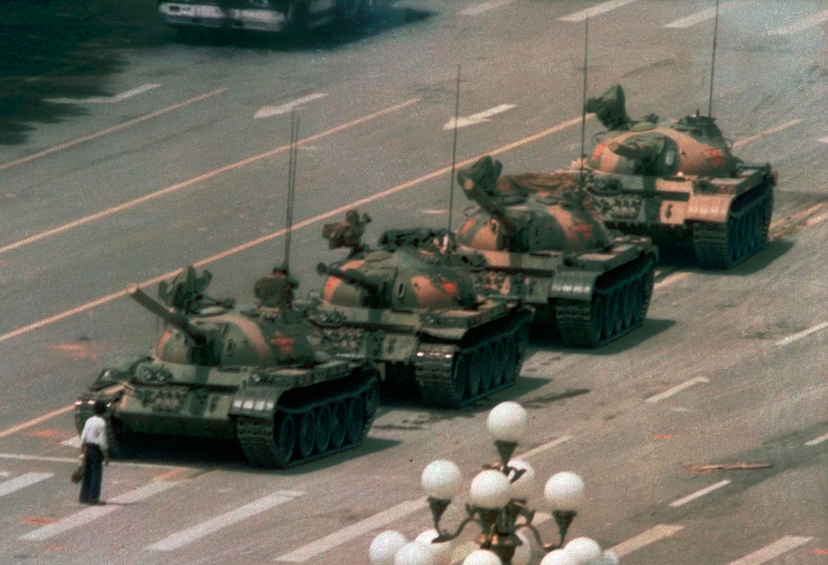 https://i.postimg.cc/ZnfD4VzK/Tank-Man.jpg