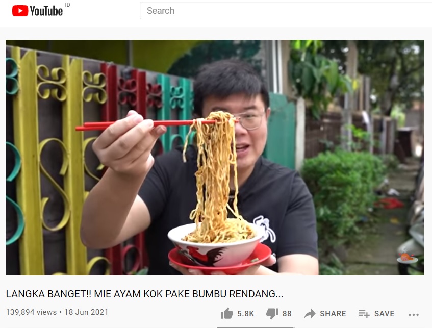 Anak Kuliner saat mencicipi seporsi Mie Ayam Mang Oyo.