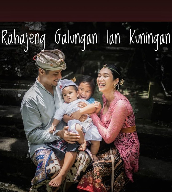 Happy Salma dan keluarga