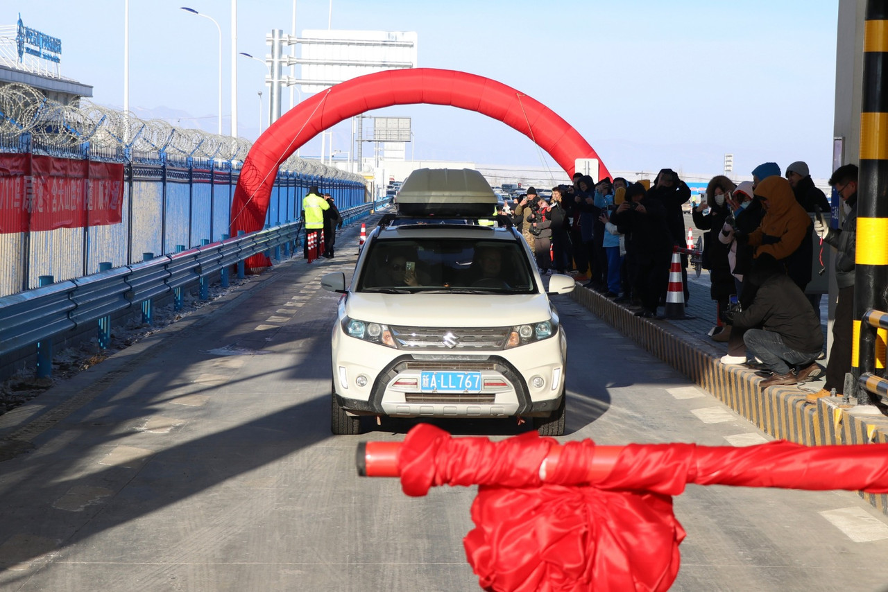 В Синьцзяне введена в эксплуатацию первая скоростная автомагистраль, пересекающая Тянь-Шань
