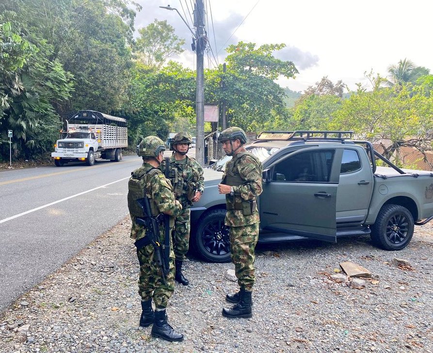 [Imagen: Chevrolet-Colorado-Ej-rcito-Folombiano-F...mbiano.jpg]