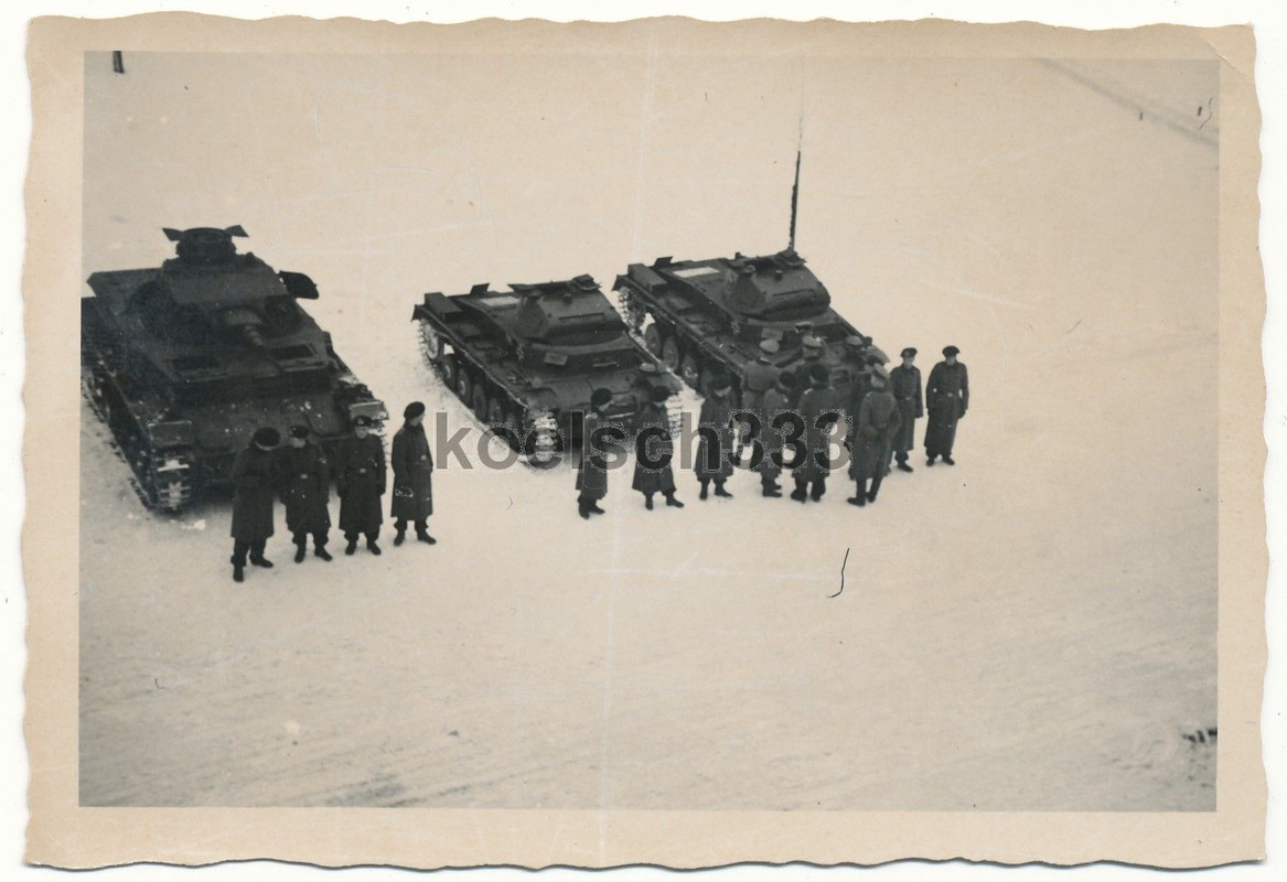 Foto Panzermänner vor ihren Panzer Kampfwagen We