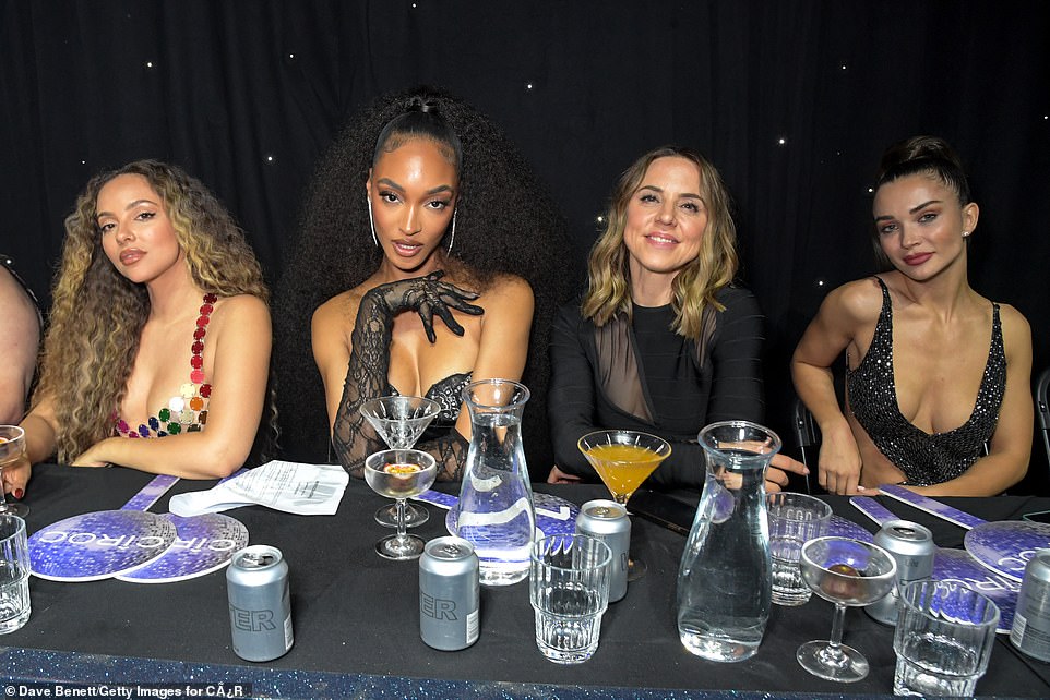 59734519-10971441-Posing-up-a-storm-The-stars-were-seen-enjoying-cocktails-at-the-a-13-165665672754.jpg