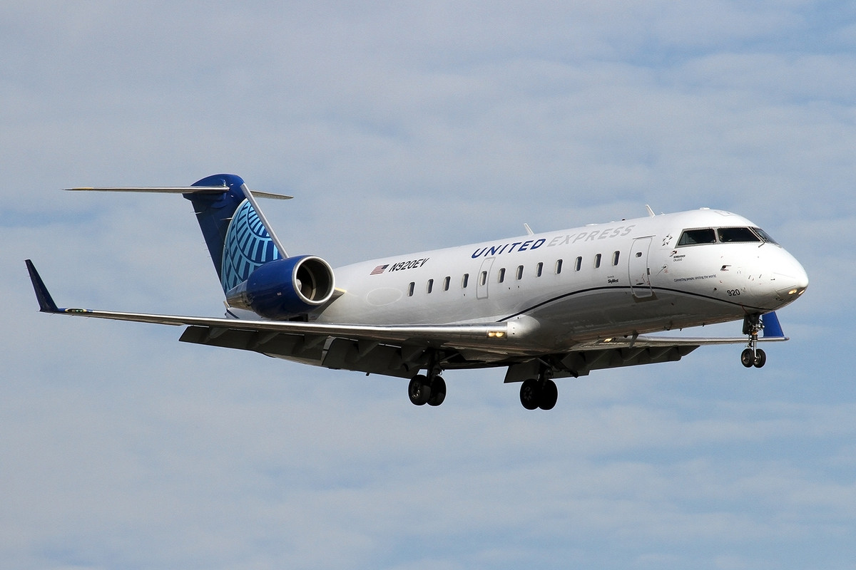 056_CL-600-2B19_N920EV_United Express