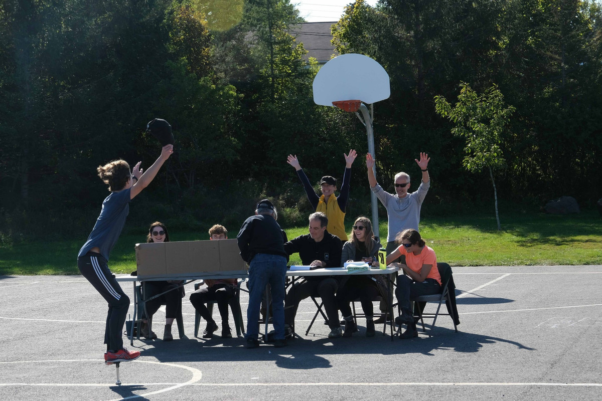Rompe récord mundial por hacer la mayoría de los cubos de Rubik sobre un saltador