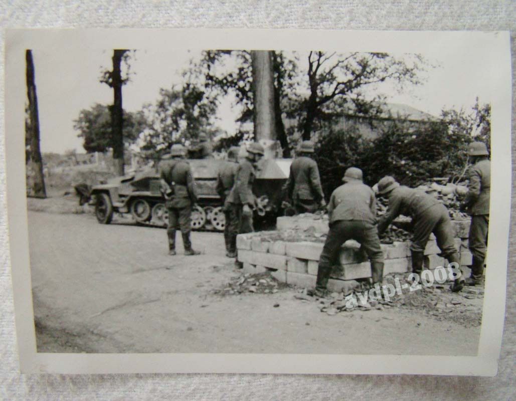 Frankreich - Straßensperre - Schützenpanzer