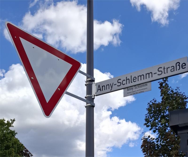 Anny-Schlemm-mit-Dreieck.jpg