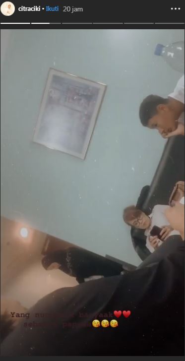 Beberapa kerabat terlihat menemani ayah Citra Kirana yang tengah dirawat di rumah sakit